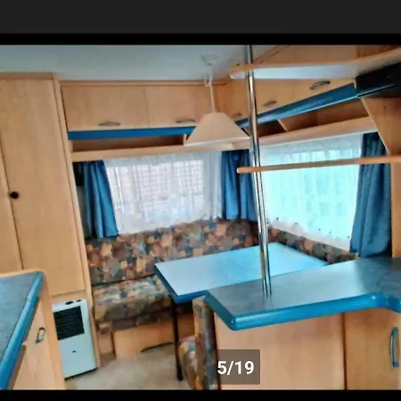 Urlaub Im Modernen Wohnwagen Direk Nyaraló *